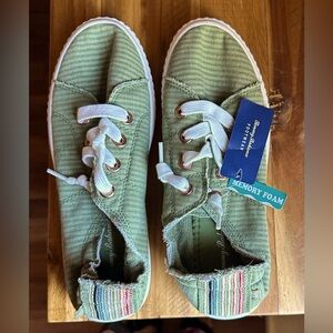 NWT TOMMY BAHAMA Women’s Slip on Sneakers Size 8